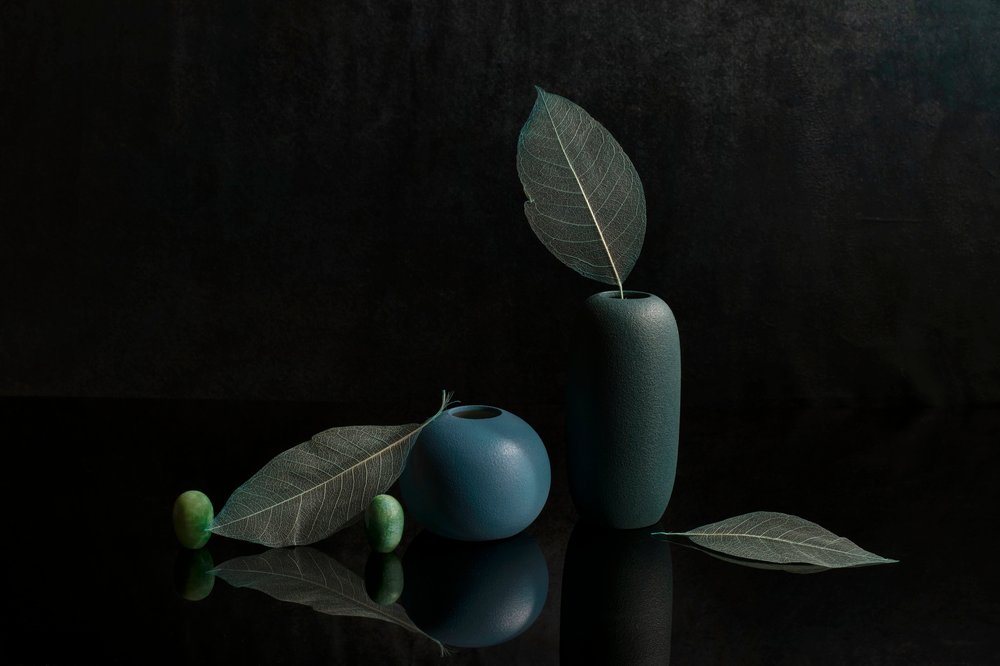 Elegante naturaleza muerta con jarrones azules de Ming Chen