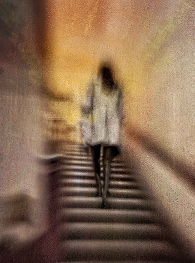 Una mujer subiendo unas escaleras borrosas de Molly Fu APA