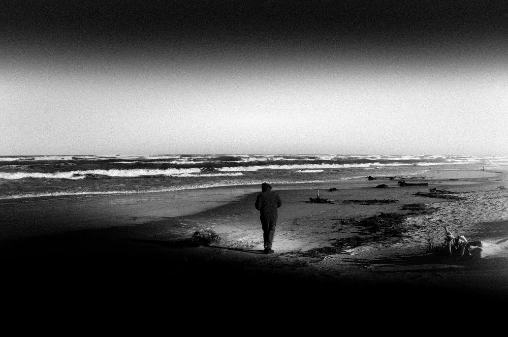 Paseo solitario por la playa de Monika Zemojtel
