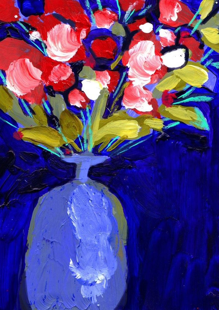 Flores rojas intensas en un jarrón azul de Olga Skomorokhova