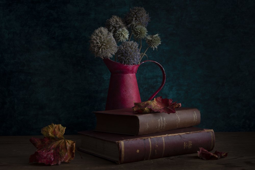 Libros de otoño y una jarra de Ramiz Sahin