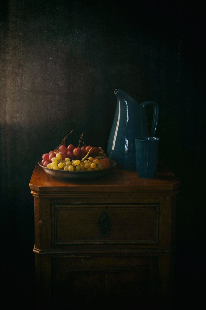 Naturaleza muerta oscura con uvas de Ramiz Sahin