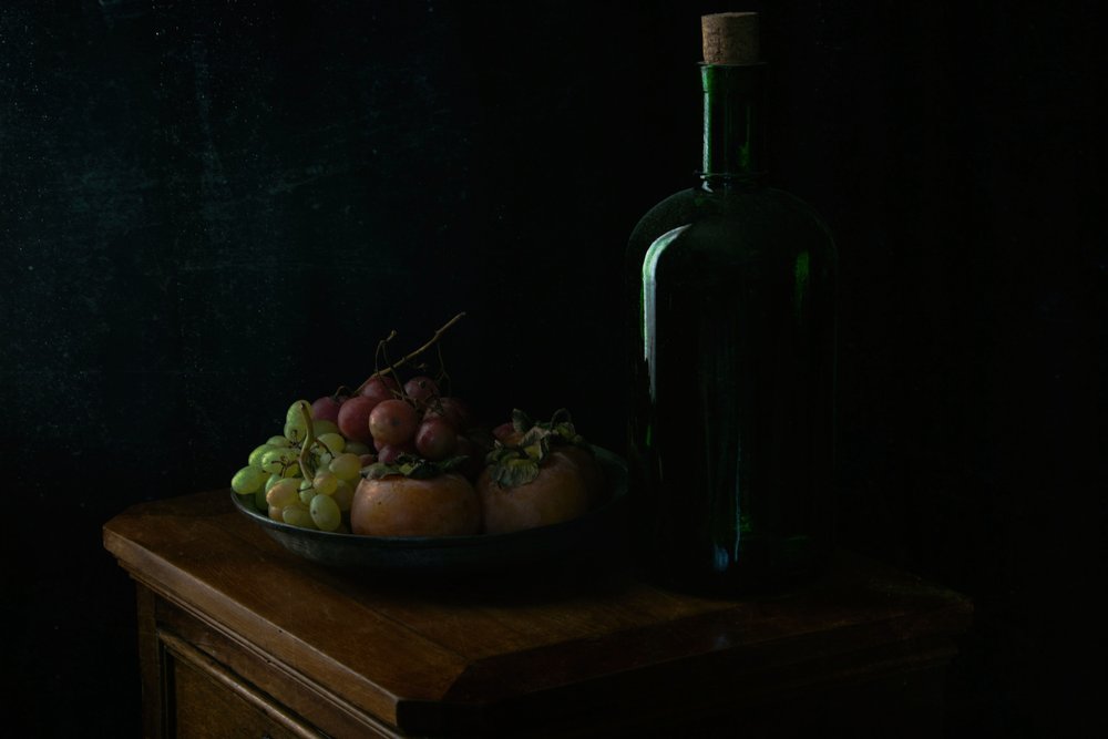 Uvas y botella de Moody de Ramiz Sahin
