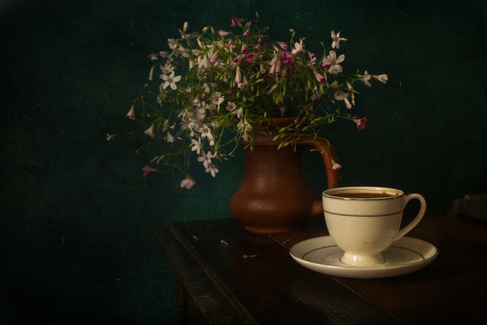 Café matutino y flores silvestres de Ramiz Sahin