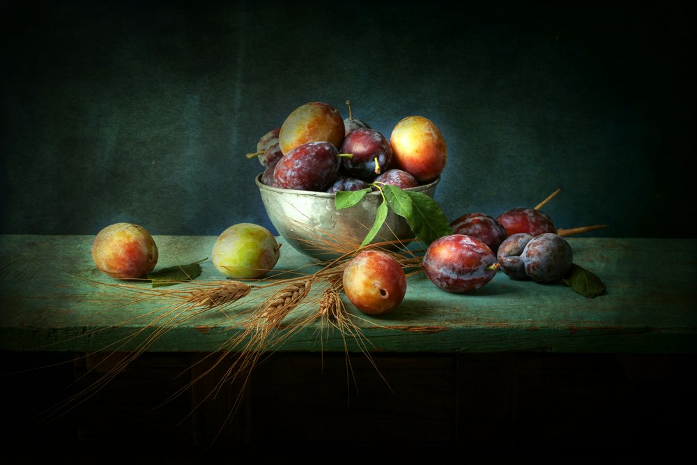 Naturaleza muerta con ciruelas rústicas de Ramiz Sahin