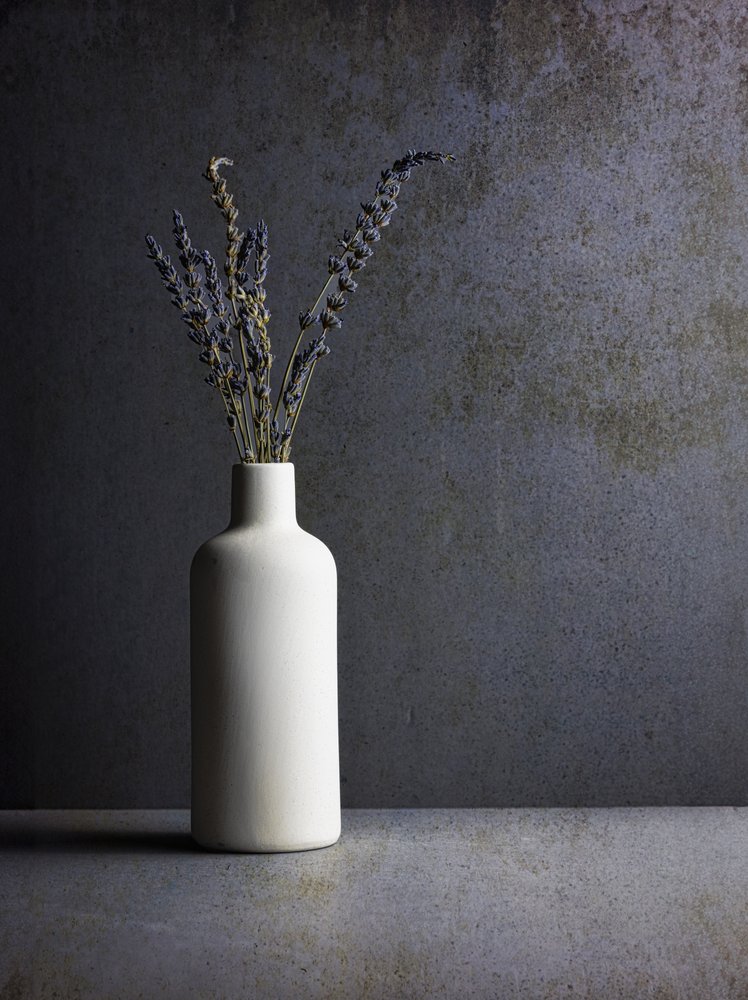 Naturaleza muerta minimalista con lavanda de Rob Ryan