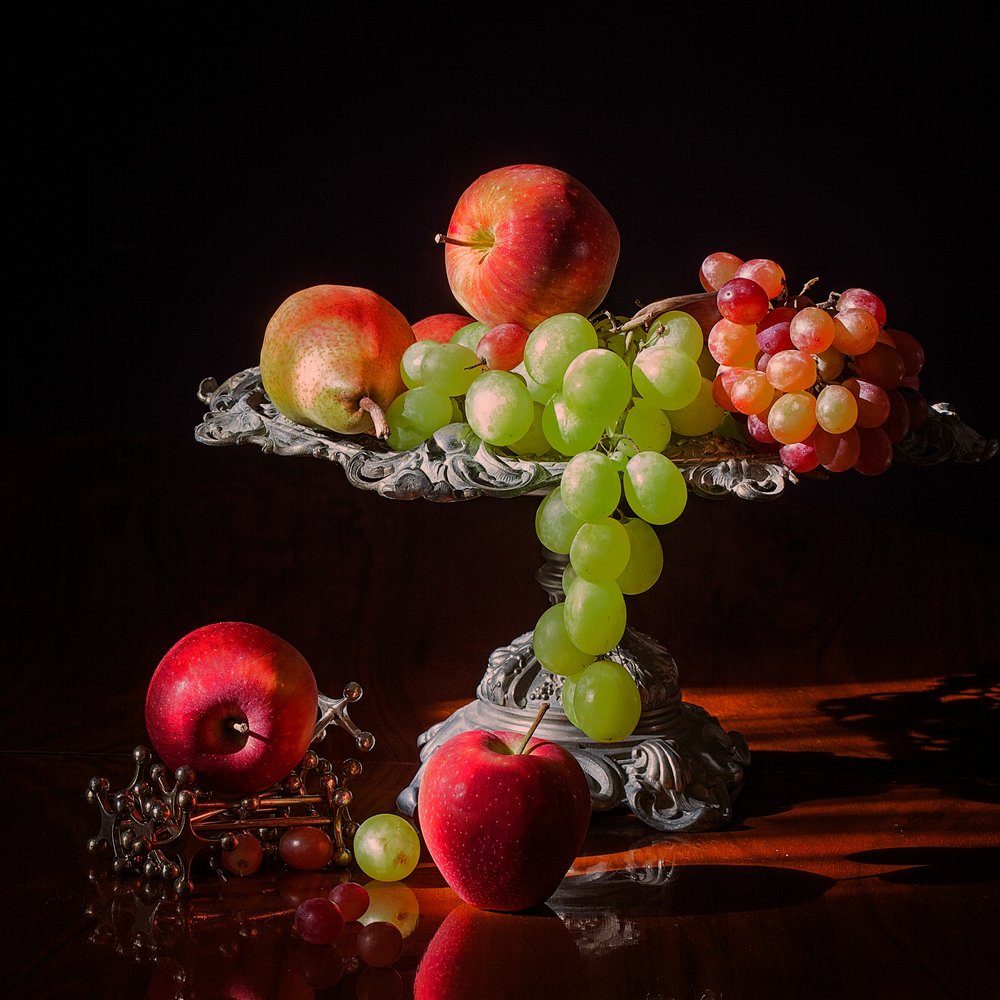 Naturaleza muerta clásica con frutas de Rucsandra Silvia Calin