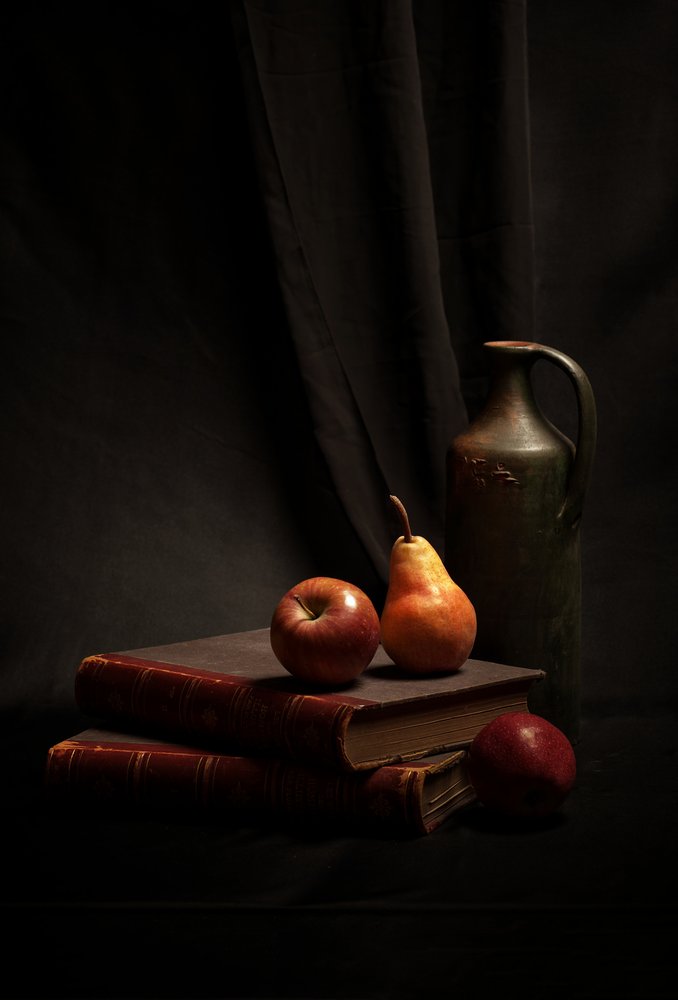 Libros rústicos y fruta de Rucsandra Silvia Calin
