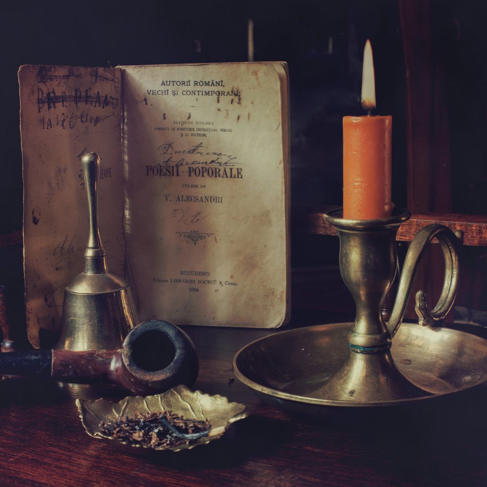 Libro antiguo y vela de Rucsandra Silvia Calin