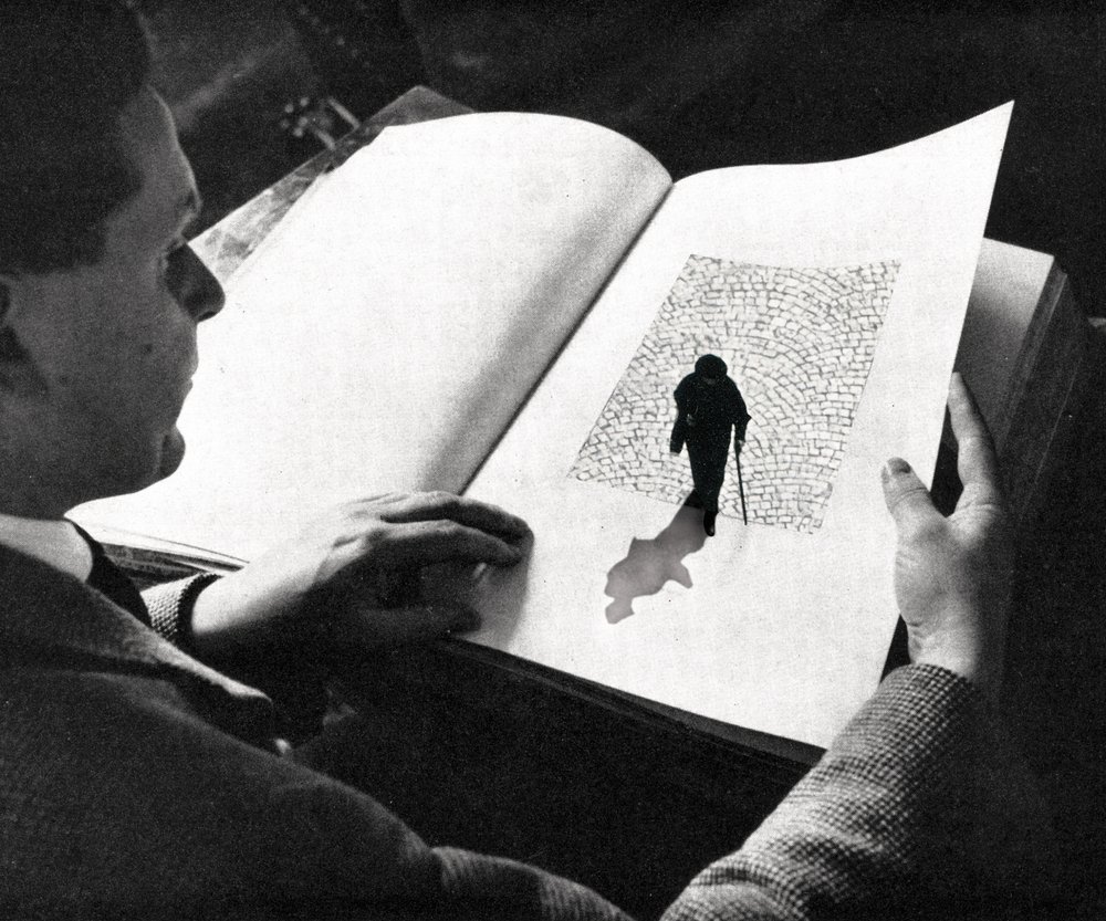 Un hombre lee «Un viaje en solitario» de Sammy Slabbinck