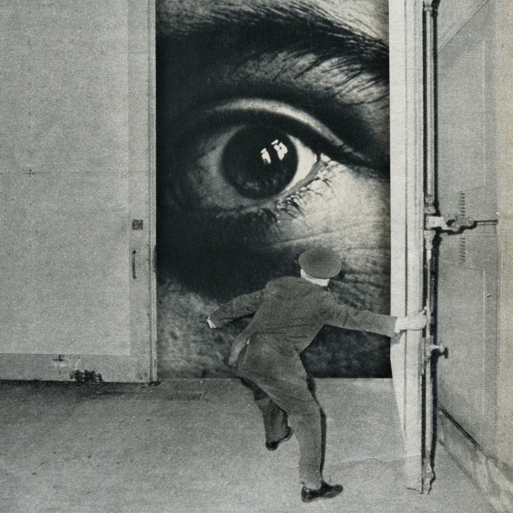 Una mirada surrealista más allá de la puerta de Sammy Slabbinck