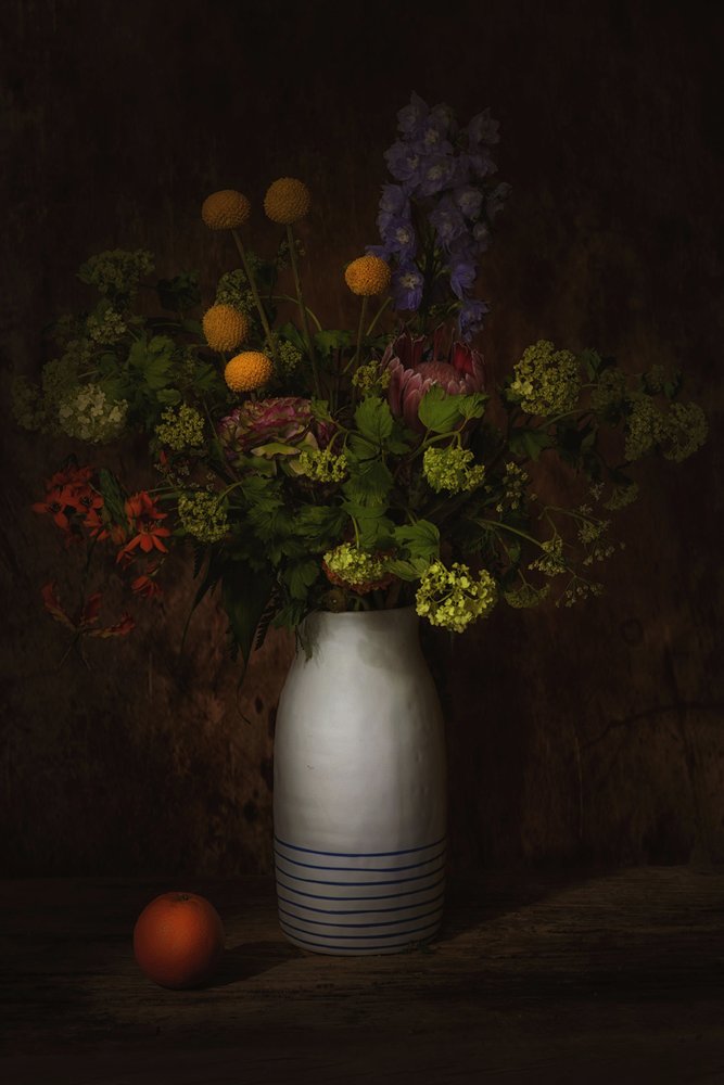 Naturaleza muerta floral oscura de Saskia Dingemans