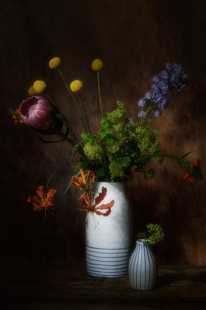 Naturaleza muerta floral oscura de Saskia Dingemans