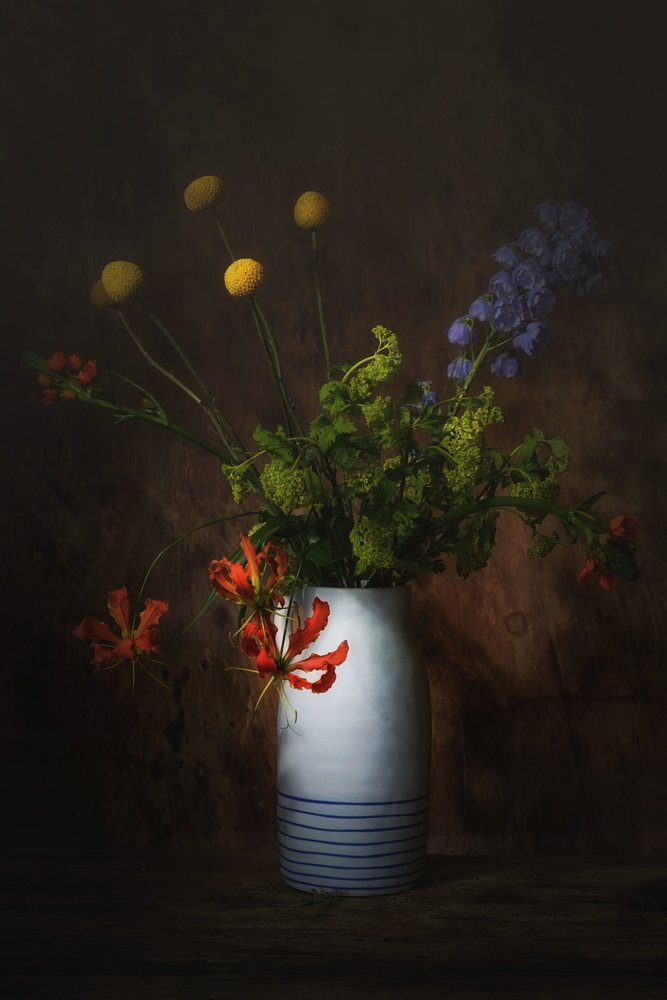 Elegante bodegón floral de Saskia Dingemans