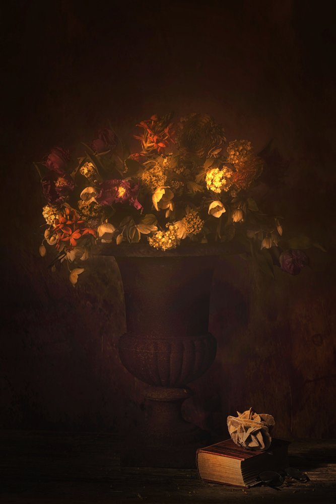 Naturaleza muerta floral dorada de Saskia Dingemans