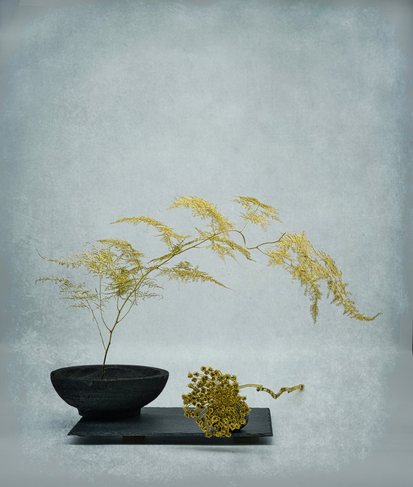 Naturaleza muerta de ikebana dorada de Saskia Dingemans