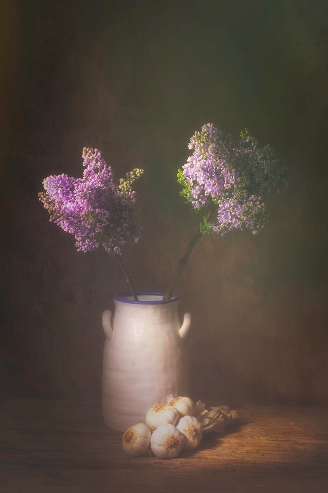 Naturaleza muerta con lilas y ajo de Saskia Dingemans