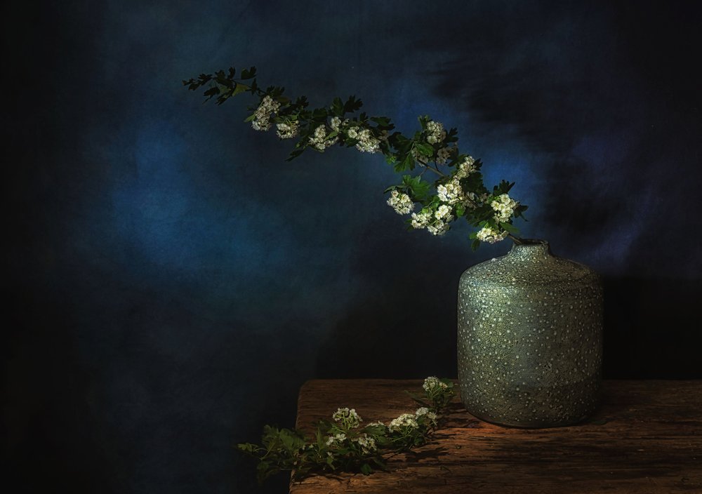 Naturaleza muerta floral evocadora de Saskia Dingemans