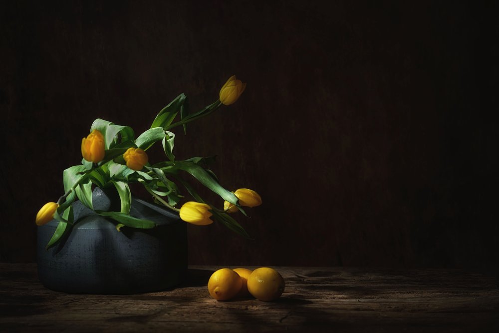 Naturaleza muerta con tulipanes amarillos de Moody de Saskia Dingemans