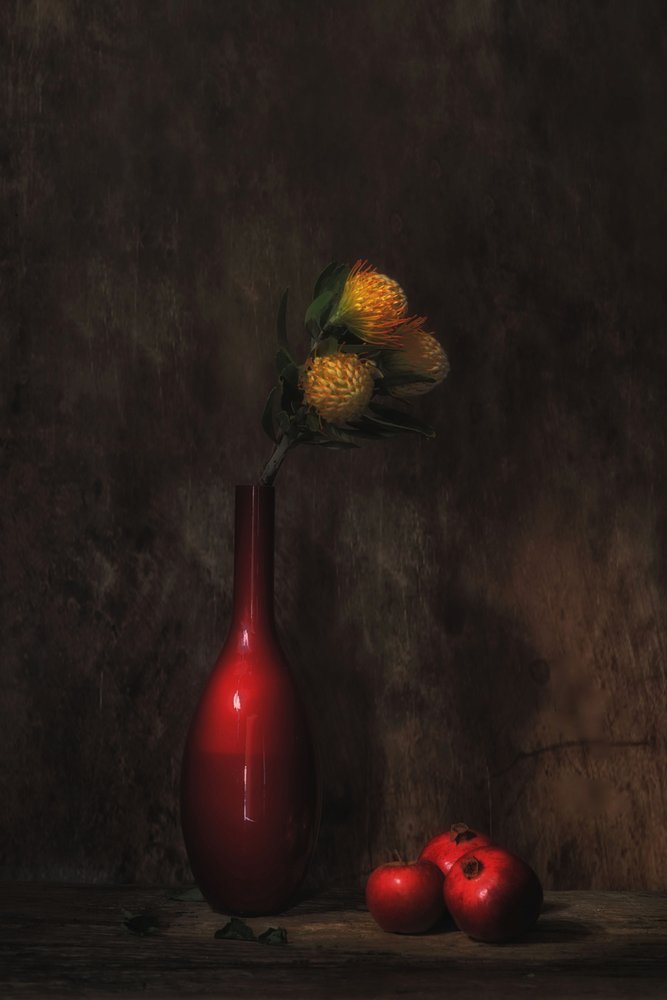 Naturaleza muerta floral con jarrón rojo de Saskia Dingemans