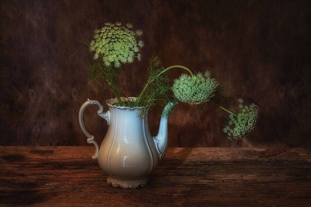 Jarra rústica con motivos florales de Saskia Dingemans