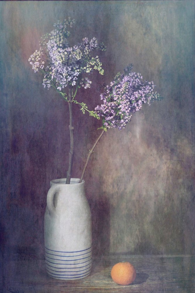 Naturaleza muerta rústica con lilas de Saskia Dingemans