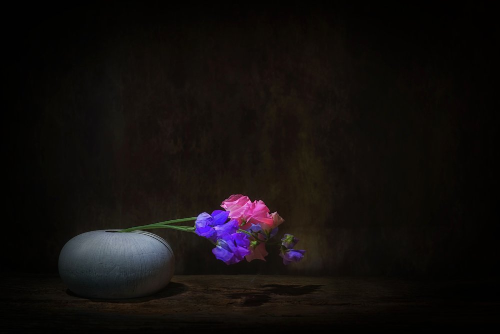 Naturaleza muerta con guisantes de olor de colores vivos de Saskia Dingemans