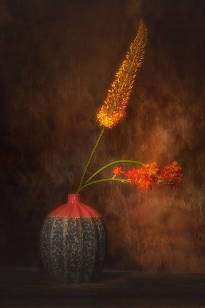 Naturaleza muerta floral en tonos cálidos de Saskia Dingemans