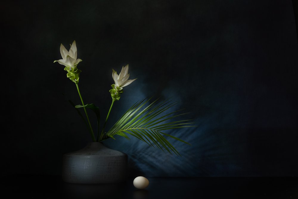 Naturaleza muerta oscura con flores blancas de Saskia Dingemans