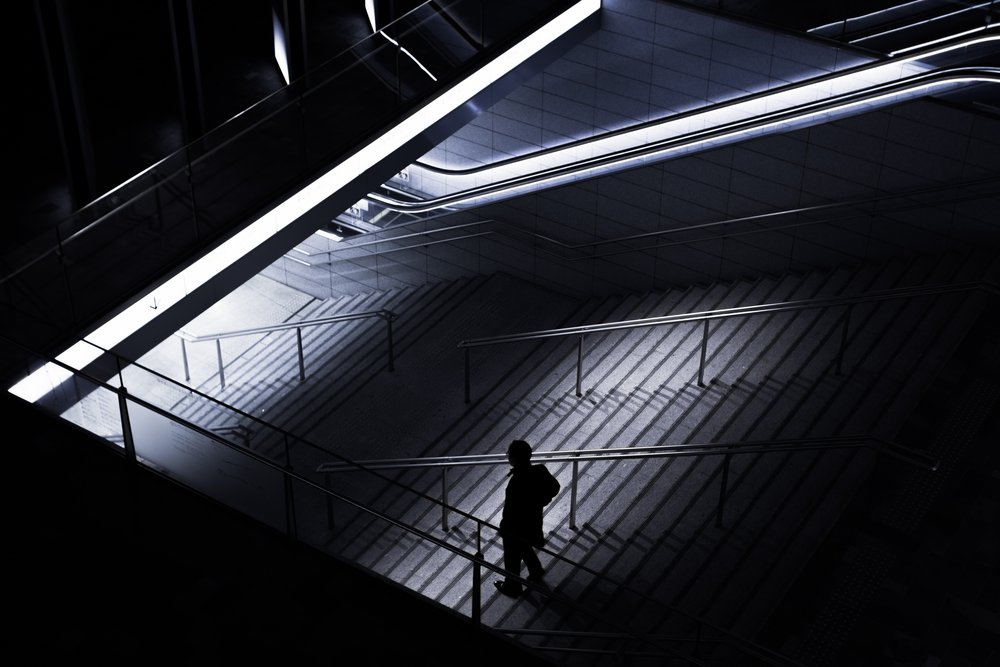Sombras de una figura solitaria de Satoshi Hata