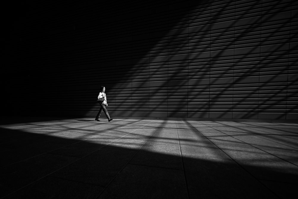 Un hombre entre la luz del sol y la sombra de Satoshi Hata