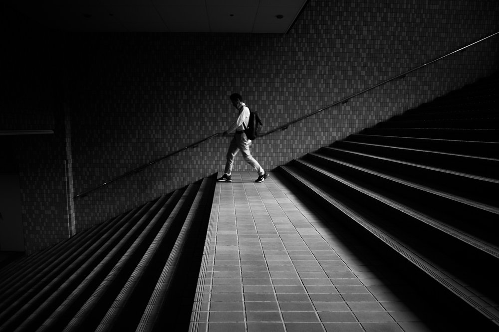 Un hombre en unas escaleras geométricas de Satoshi Hata