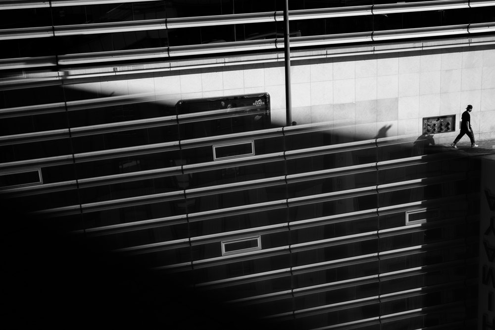 El caminante de las sombras urbanas de Satoshi Hata