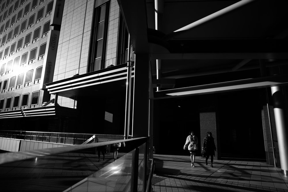 Paseo por las sombras urbanas de Satoshi Hata