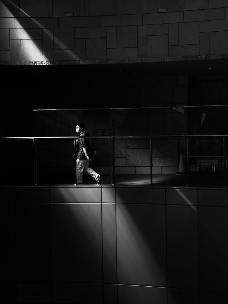 Caminando a través de la luz de Satoshi Hata