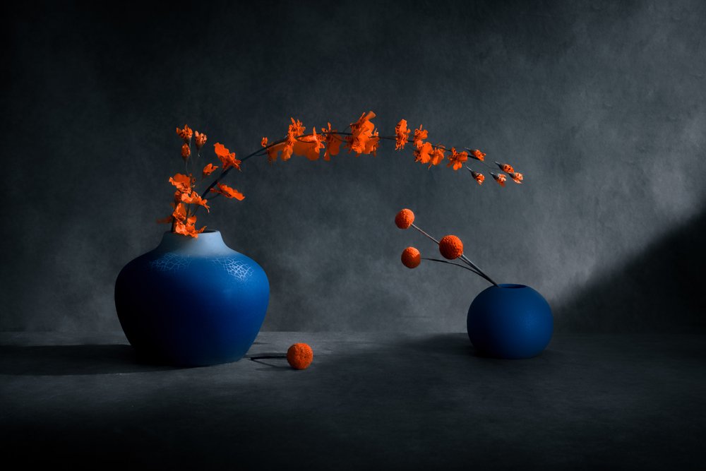 Jarrones azules, flores naranjas de Siyu_Wei APA