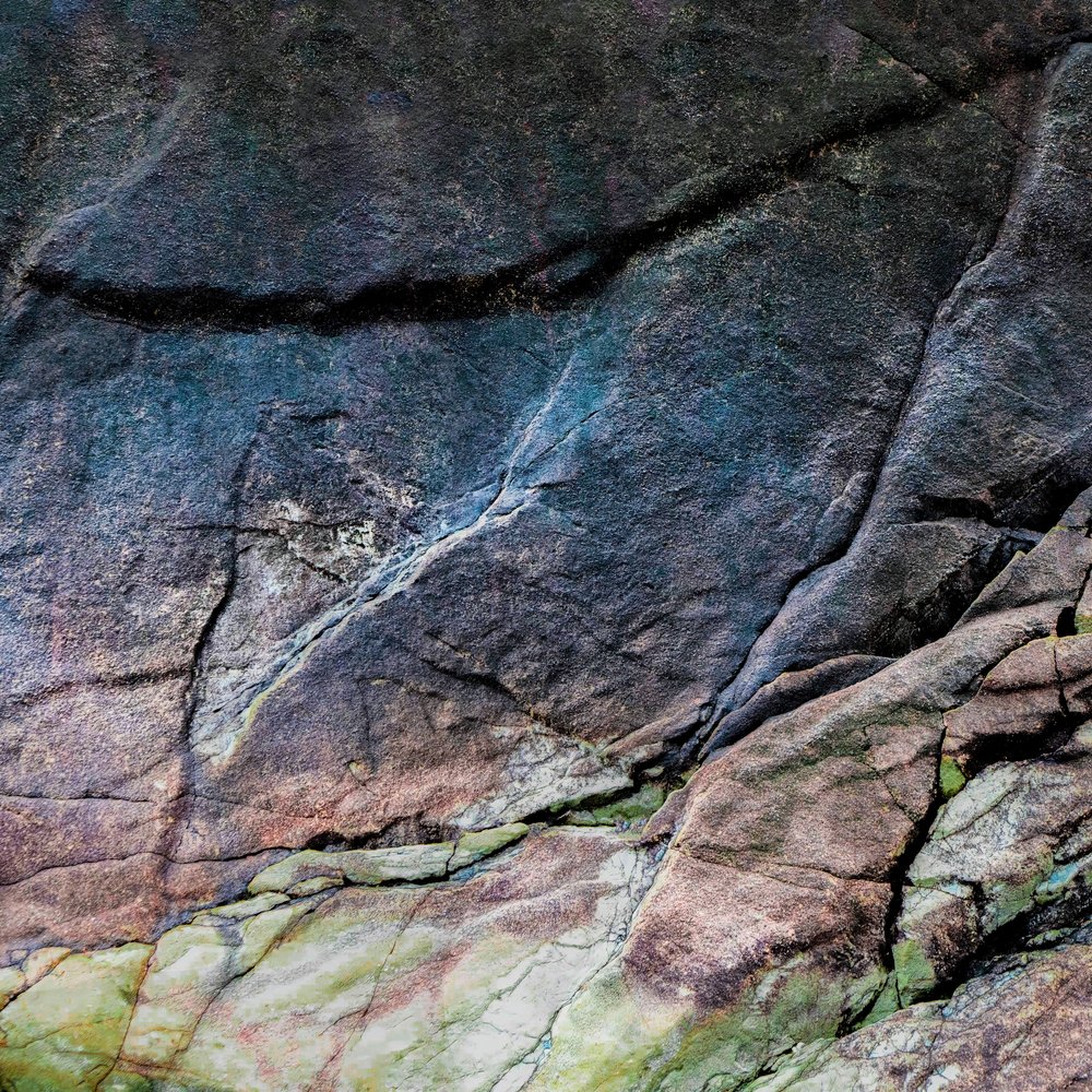 Roca agrietada y colorida de Studio Meikle