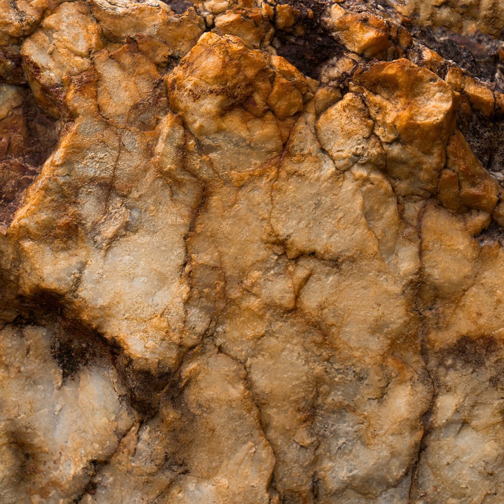 Piedra marrón dorada de Studio Meikle