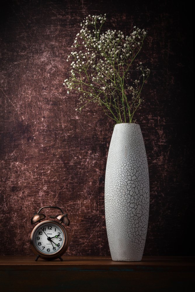 Reloj antiguo y flores de Sumit Dhuper