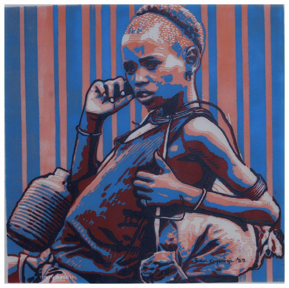 Chica africana pensativa con el móvil de Tosin Oyeniyi