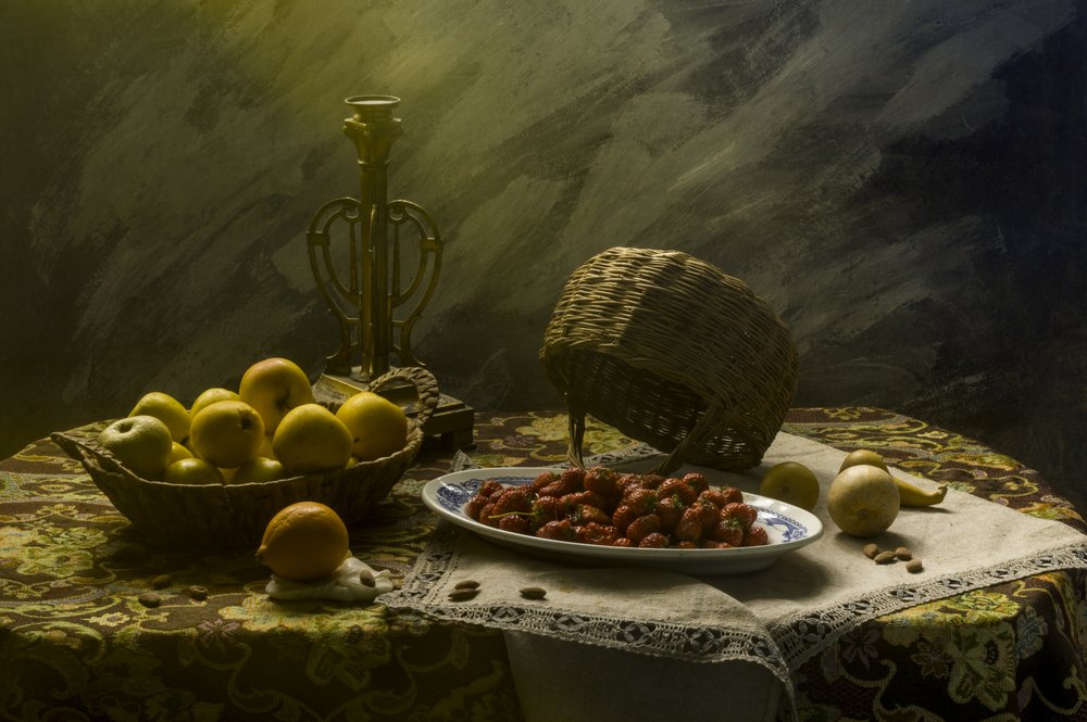 Naturaleza muerta oscura con frutas de UstinaGreen
