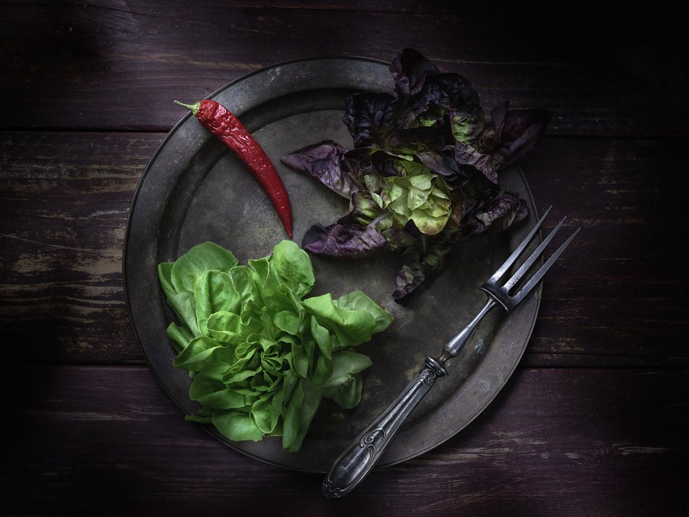 Plato oscuro de verduras frescas de Vadim Kulinsky