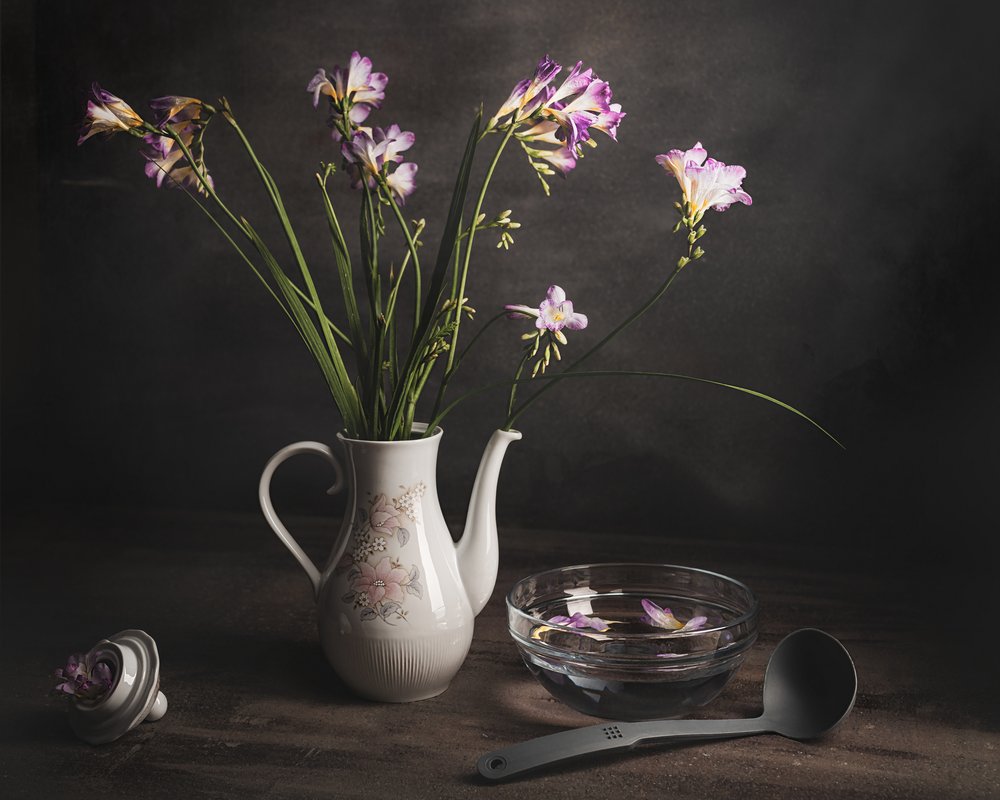 Naturaleza muerta con fresias moradas de Vadim Kulinsky
