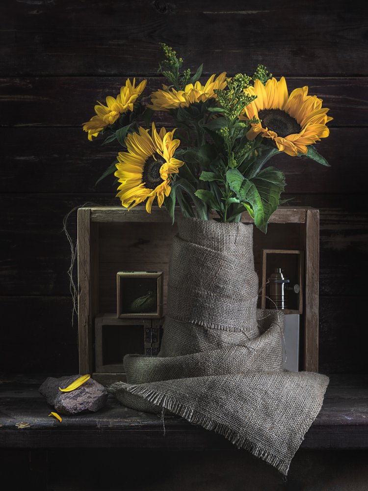 Naturaleza muerta rústica con girasoles de Vadim Kulinsky