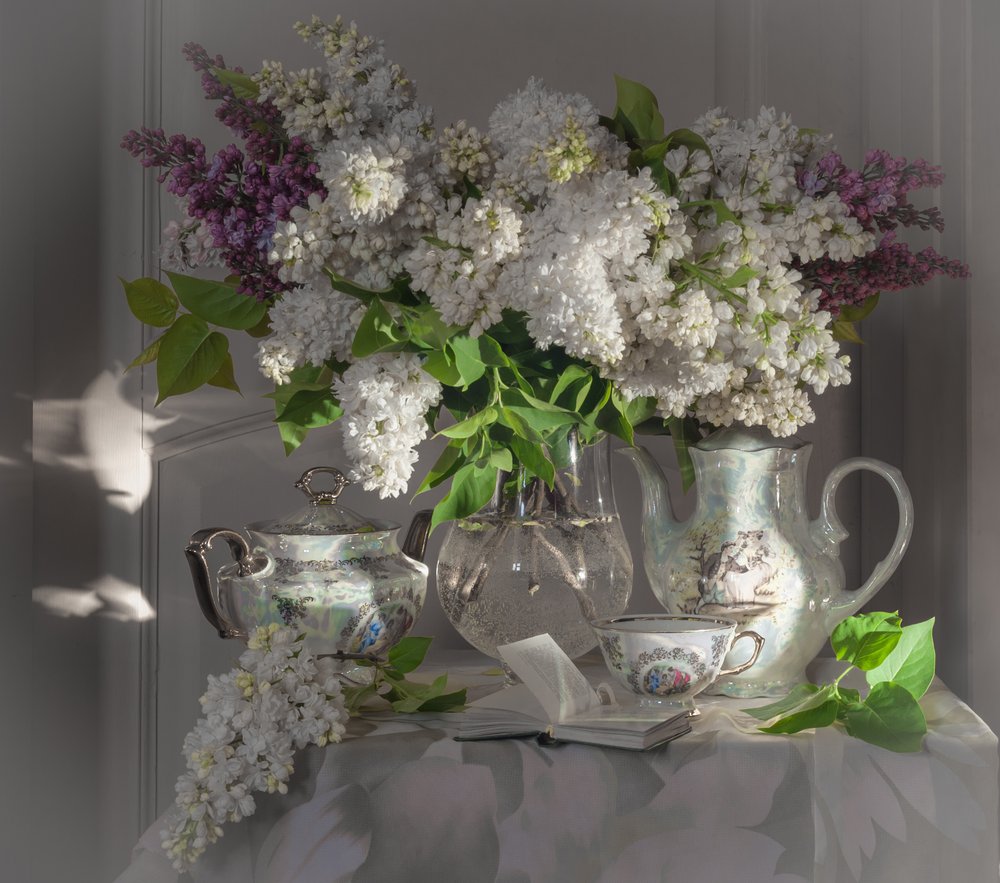 Lilas de primavera y la hora del té de Viktor Cherkasov