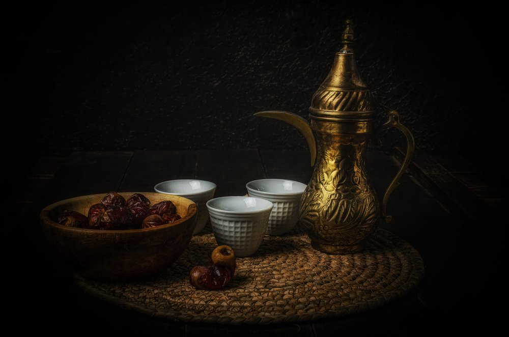 Café árabe y dátiles de Yasmin Elsharma