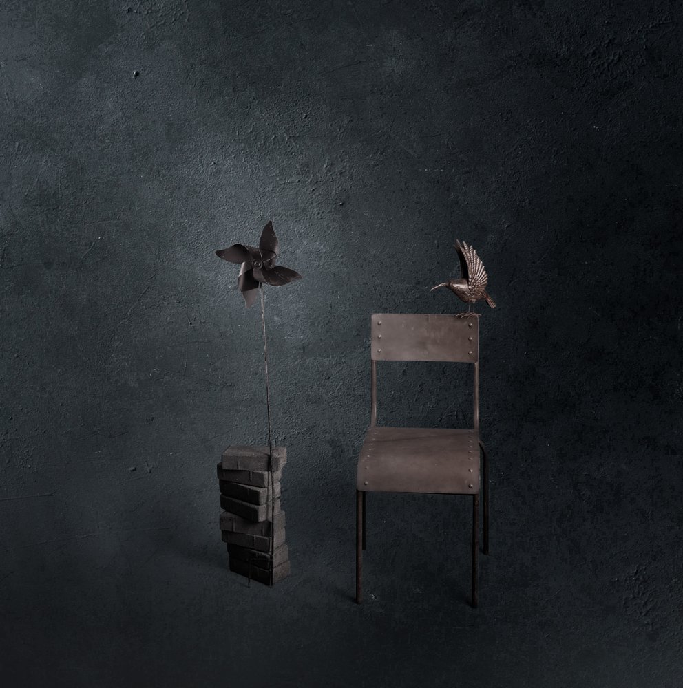 Pájaro oscuro, silla vacía de chenyi wang