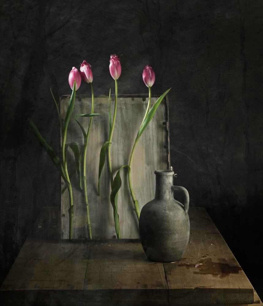 Naturaleza muerta con tulipanes rústicos de chenyi wang