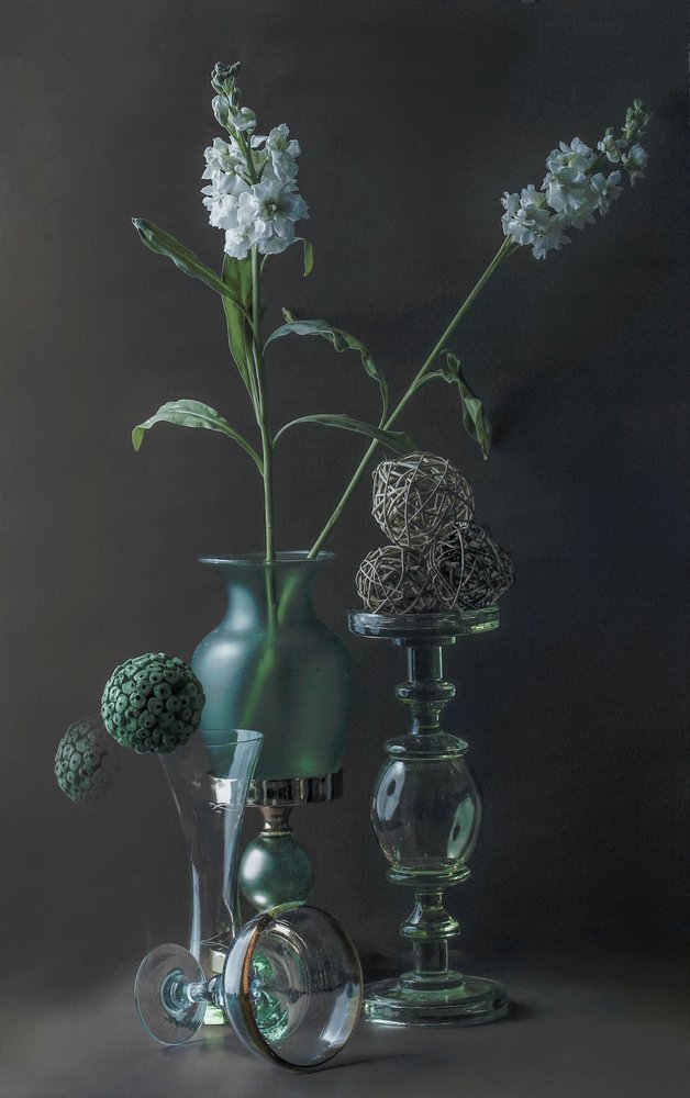 Elegante naturaleza muerta en cristal verde de jlloydphoto