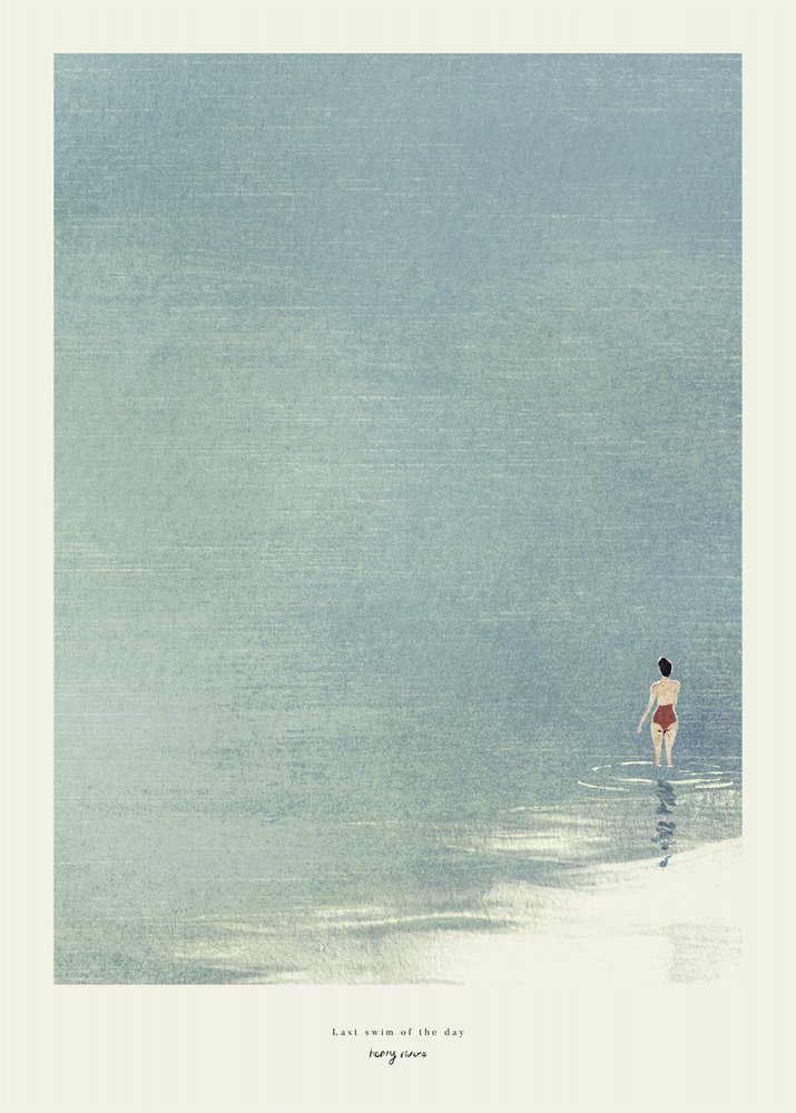 Mujer en agua tranquila de longwayhome
